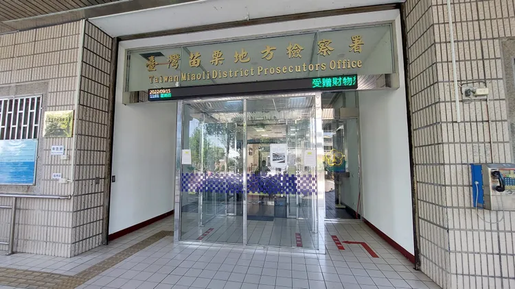 地檢署傳喚陳姓競總執行秘書和樁腳等人，認定涉嫌幫謝姓鎮長候選人賄選，諭知4人交保。圖為地檢署外觀。楊永盛攝