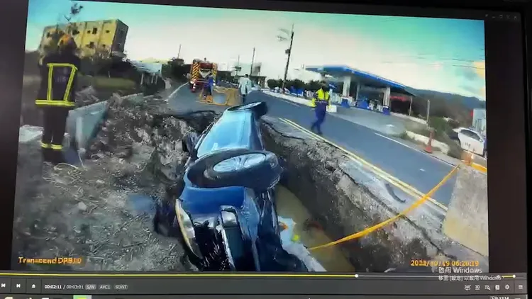 BMW陷落坑洞。民眾提供