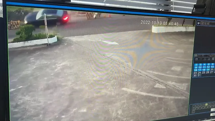 肇事車(左上方)撞落紐澤西護欄。讀者提供