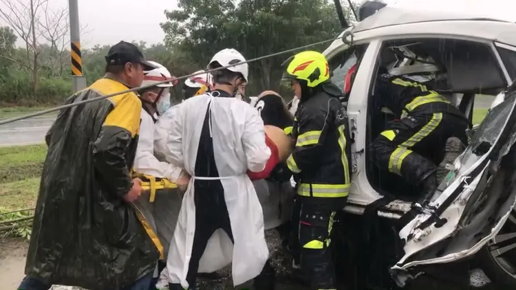 駕駛被救出送至醫院前無生命跡象。翻攝畫面