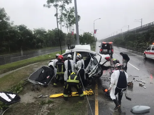 疑天雨路滑自撞電線桿　救援影片曝光！花蓮女送醫搶救傷重不治