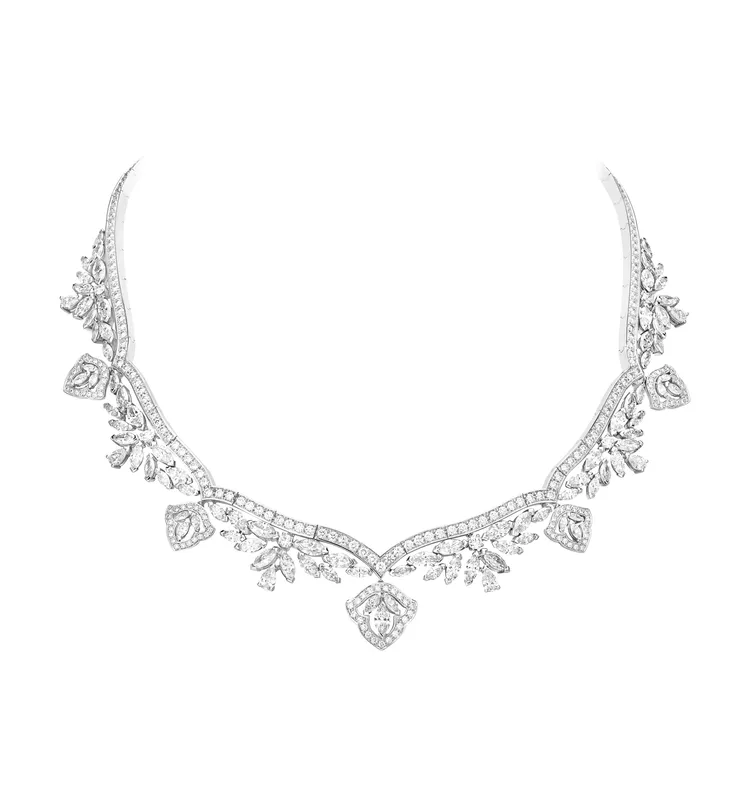 劉品言配搭伯爵18K白金鑽石項鍊，69萬5000元。品牌提供