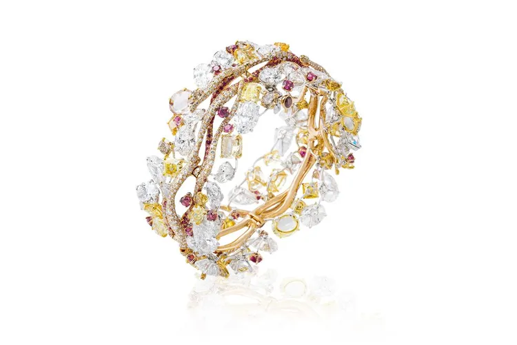 林心如配搭台灣珠寶設計師CINDY CHAO The Art Jewel旗下White Label高級樹枝手環，約3000萬元。品牌提供