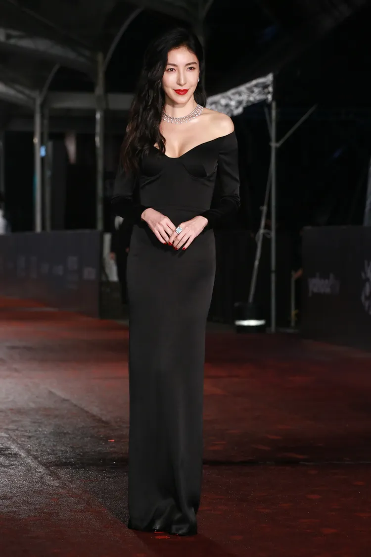 楊謹華選擇澳洲設計師品牌ALEX PERRY黑色低胸禮服性感登毯，佩戴著BOUCHERON Serpent Boheme Solarite 18K白金鑽鍊，在冶艷中飄散貴氣感。攝影中心攝