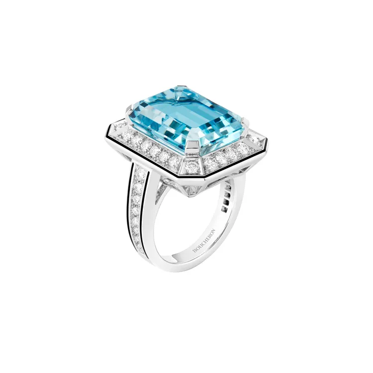 楊謹華搭配BOUCHERON Vendome Lisere海水藍寶戒指，268萬元。品牌提供