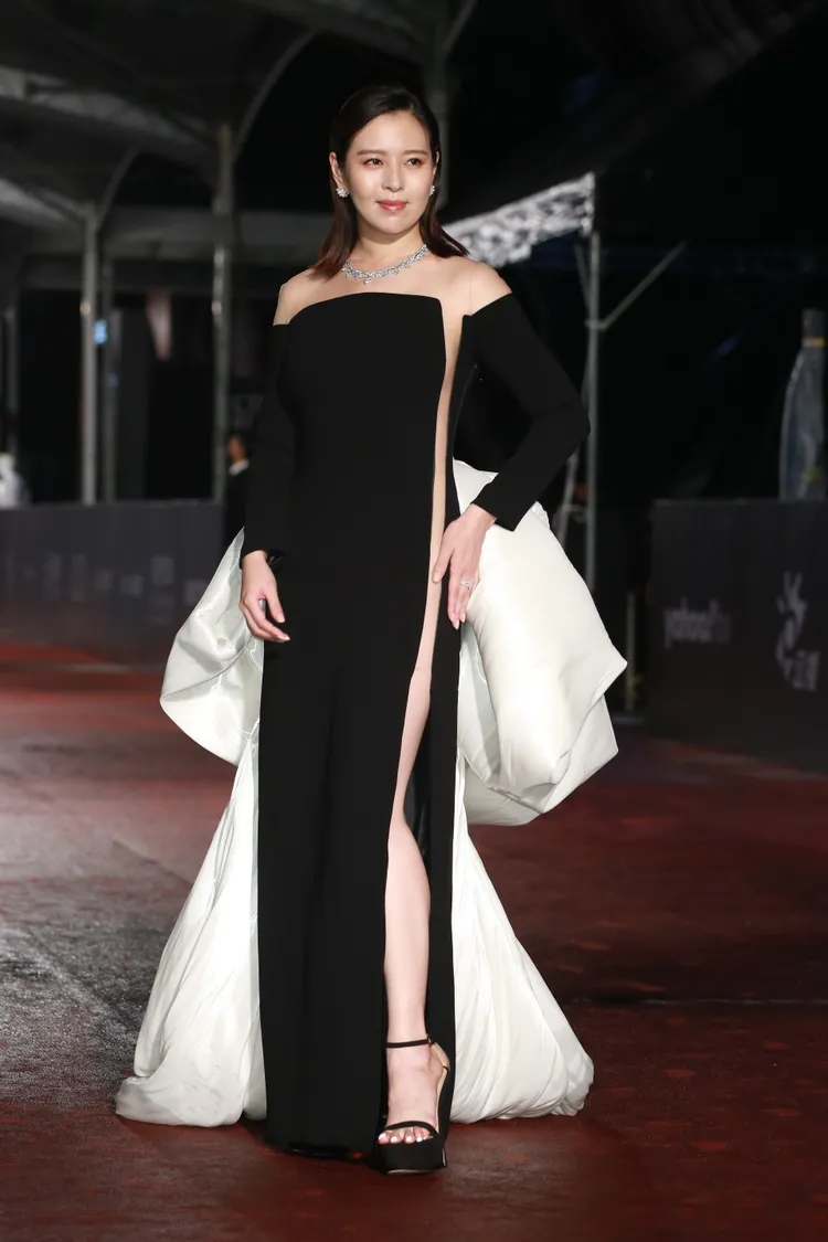 劉品言以西班牙設計師Isabel Sanchis黑色高衩禮服的「全側露」造型步上紅毯，佩戴伯爵18K白金鑽石項鍊增添奢華氣息。攝影中心攝