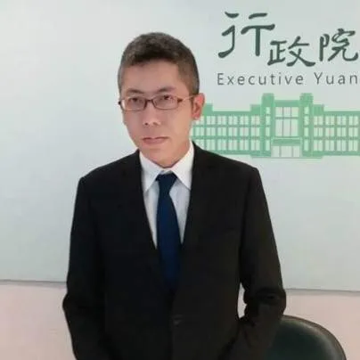 丁允恭在擔任總統府發言人時，遭緋聞重擊，圖為任職行政院期間拍攝。翻攝丁允恭臉書