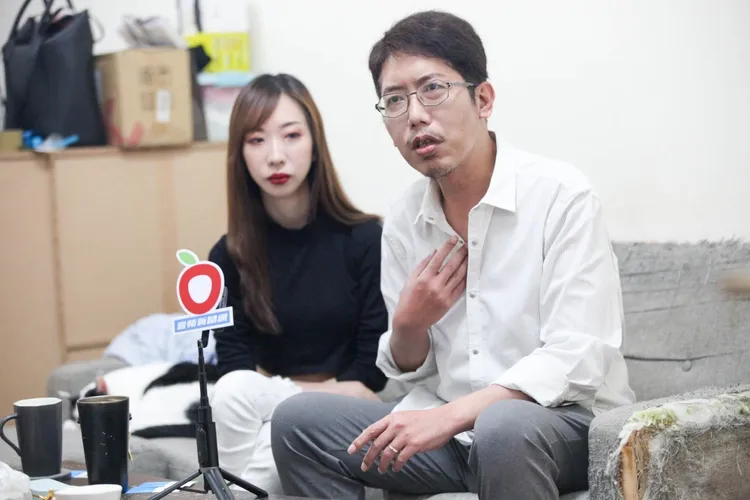 蔣婕妤(左)在丁允恭最低潮時一路陪伴，還和他登記結婚。地方中心攝