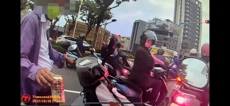 張姓男子手拿啤酒。讀者提供