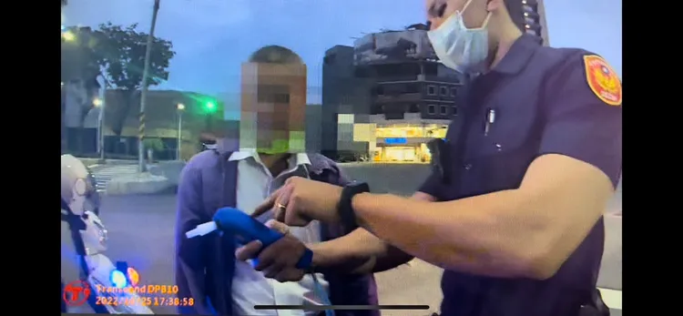 張姓男子呼氣酒測值0.29毫克，當場被警方逮捕。讀者提供