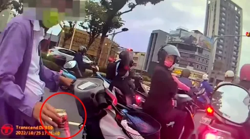 高雄時間管理大師!停紅燈竟囂張灌啤酒 一旁警察怒了