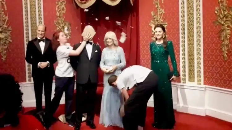 女示威者先動手向查理三世蠟像砸蛋糕。翻攝推特@JustStop_Oil