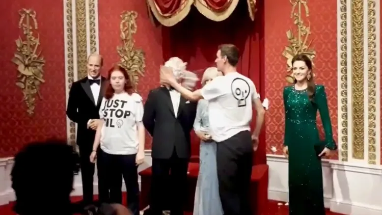 另一名男示威者接著補上第2片蛋糕。翻攝推特@JustStop_Oil