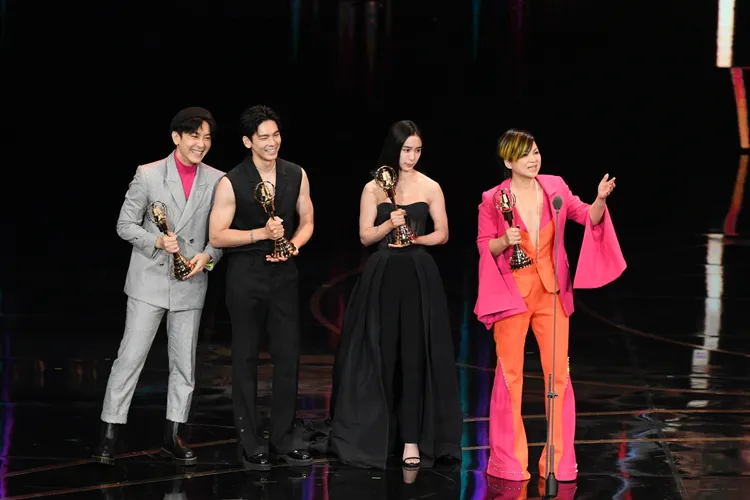 楊貴媚（右起）、温貞菱、林柏宏、施明帥《阮三个3》獲「益智及實境節目主持人獎」是綜藝類頒獎典禮收視最高。三立提供