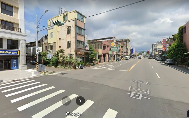 當時陳男開車欲左轉頭份市中正一路529巷，撞上直行的江姓女騎士。翻攝Google map