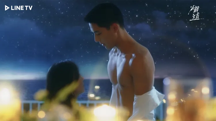 王安宇劇中大秀肌肉，更撲倒金晨。LINE TV提供