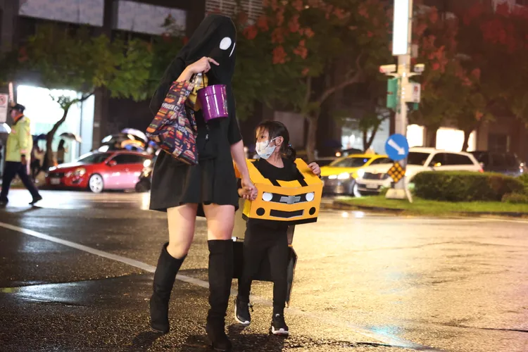 家長也變裝陪著小朋友出來熱鬧一下。翁玉信攝