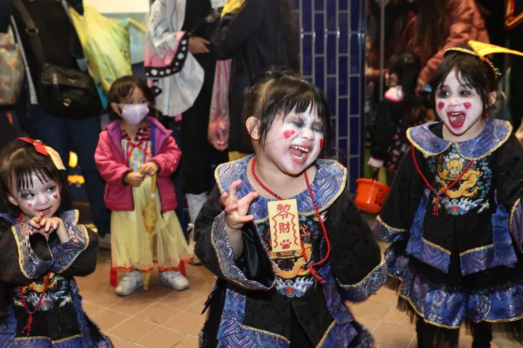 小朋友扮成殭屍來討糖果。翁玉信攝