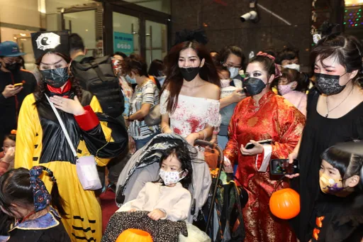 天母商圈万圣嘉年华来了 糖果破百万颗!只要来「一定讨得到」