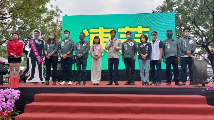 議員邱俊憲昨未到郭建盟總部成立，卻出現人形立牌，助理趕緊解釋邱議員沒確診，是行程太多。凃建豐攝