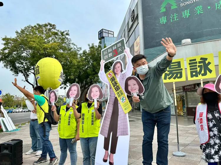 簡煥宗今日率領服務團隊，並帶自己人形立牌與湯詠瑜的人形立派合體，替湯詠瑜向市民朋友問早。邁盟提供