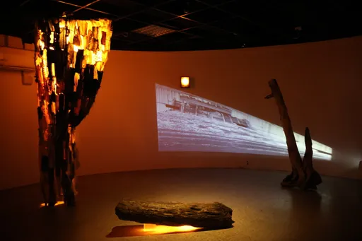「与烛光的艺术对话」旧布烛光漂流木成素材 清大跨领域携手策展