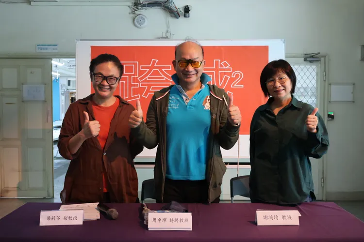 清大材料系教授周卓煇與藝術學院副院長蕭銘芚、藝術與設計學系副教授梁莉苓合作，運用燭光OLED，結合藝術創造，打造「燭光藝術」。黃羿馨攝