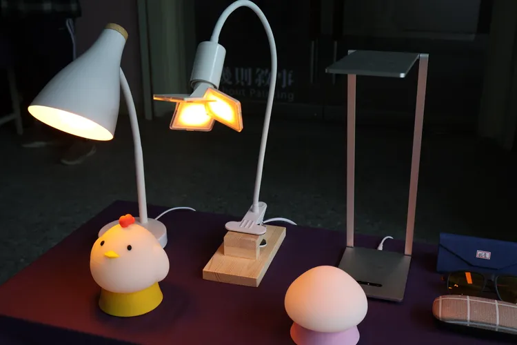 周卓煇表示，OLED燭光特性是不會熱、不會燙，最重要是為無藍害的光源。黃羿馨攝