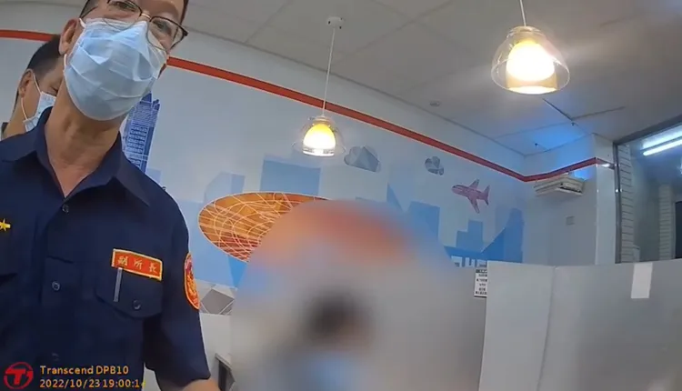 燕巢分駐所副所長王永豐與超商店員合力勸阻，陳姓女子才打消購買遊戲點數的念頭。讀者提供