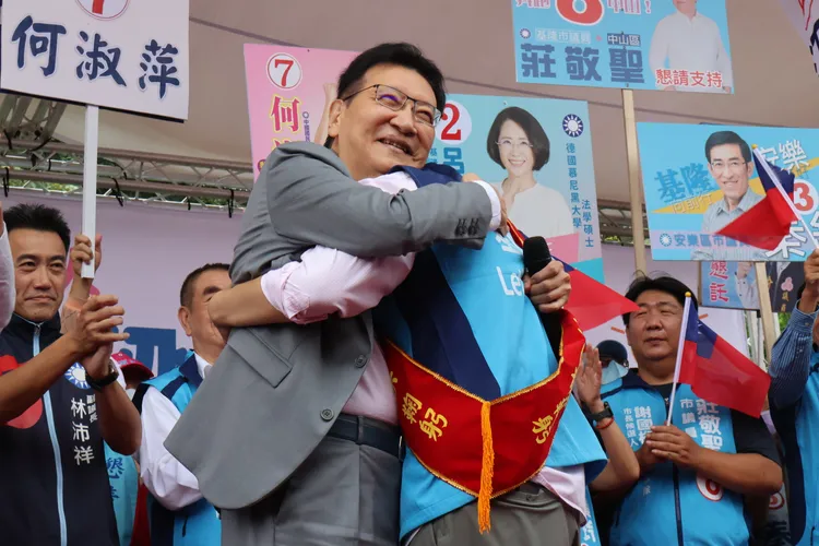 謝國樑見到趙少康送上大大擁抱。戴之聖攝