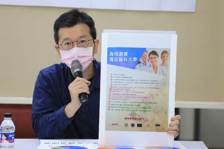 林元敏拿出代辦公司招生文宣。莊宗達攝