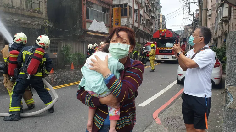 隔壁住戶趕緊帶著孩子逃離。戴之聖攝