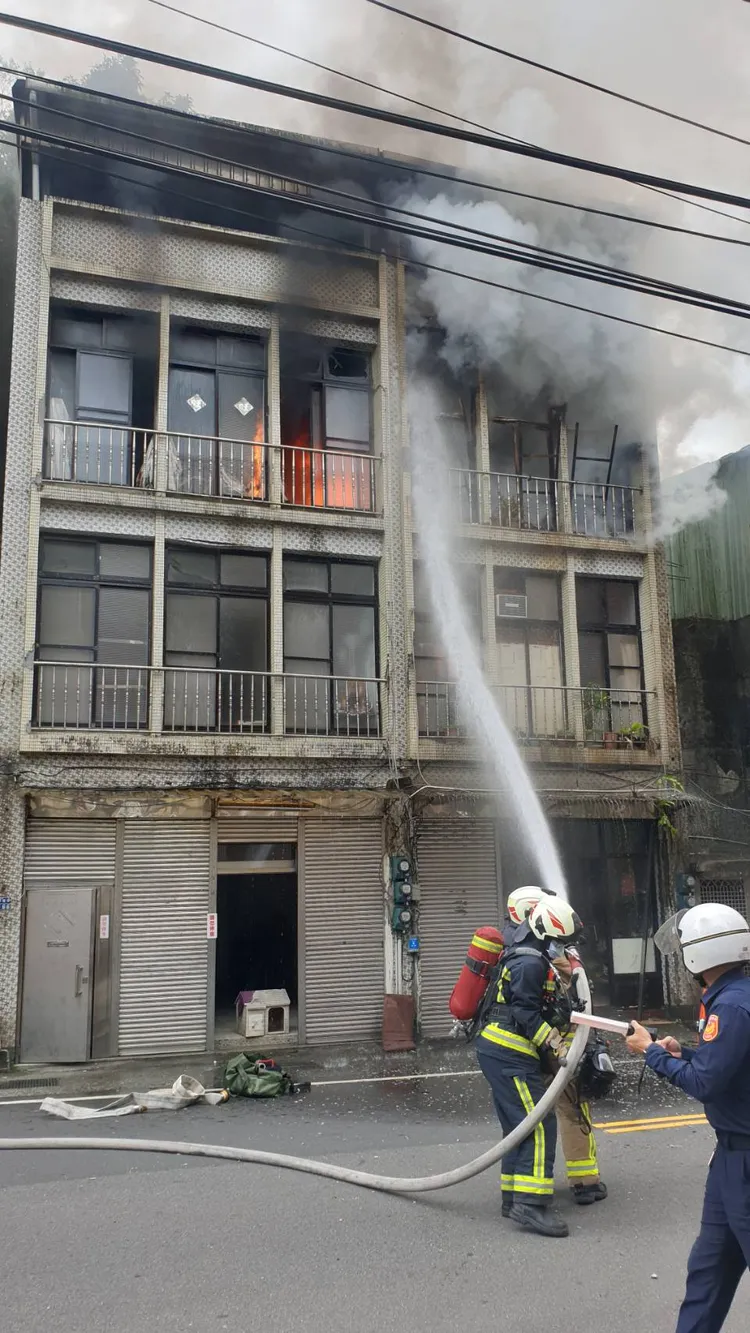 住宅竄出火舌，警消趕緊灌救。戴之聖攝