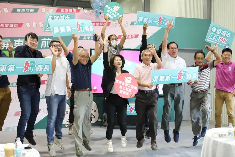 周春米在勞動、青年政策發表會後，與縣政顧問團成員跳躍合影。羅琦文攝