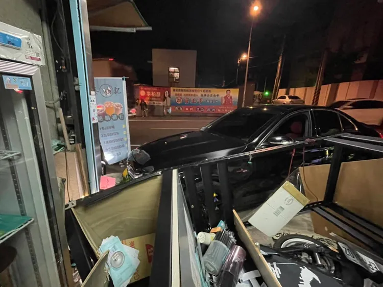 民宅家具被撞毀。桃園警分局提供