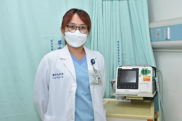 醫師倪渟淵提醒過敏患者經緊急治療後仍需留院觀察，避免症狀復發或變嚴重。彰基提供
