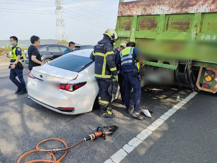 大貨車的副駕駛走到車後查看時，遭後方的汽車追撞，一度受困車縫之間。讀者提供