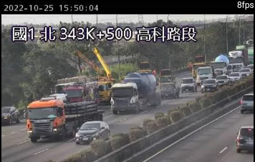 國1大貨車離奇車禍！助手在高科段突然下車　遭後車夾擊骨折