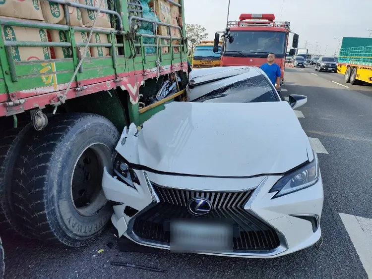 大貨車突然在國道1號外側車道停車，副駕駛下車走到車後查看，遭後方一輛汽車追撞。讀者提供