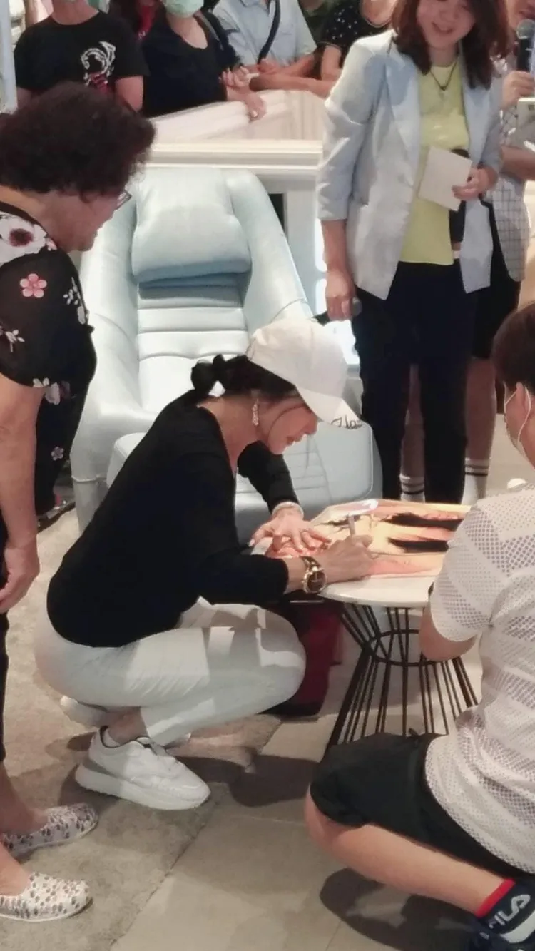 陳美鳳蹲下替粉絲簽名。翻攝陳美鳳臉書