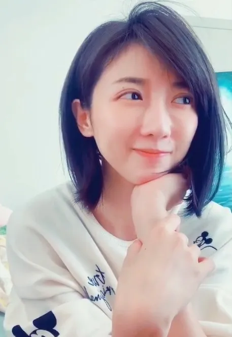 聽到最後有淡淡的哀傷感。