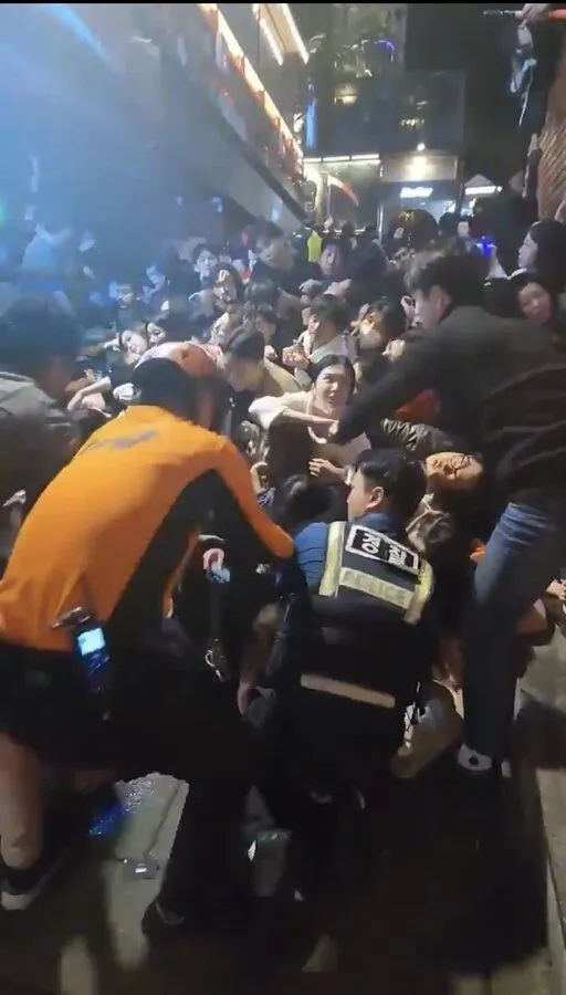 消防隊員無法把卡在下層的人拉出來。翻攝推特@BreakingNLive_