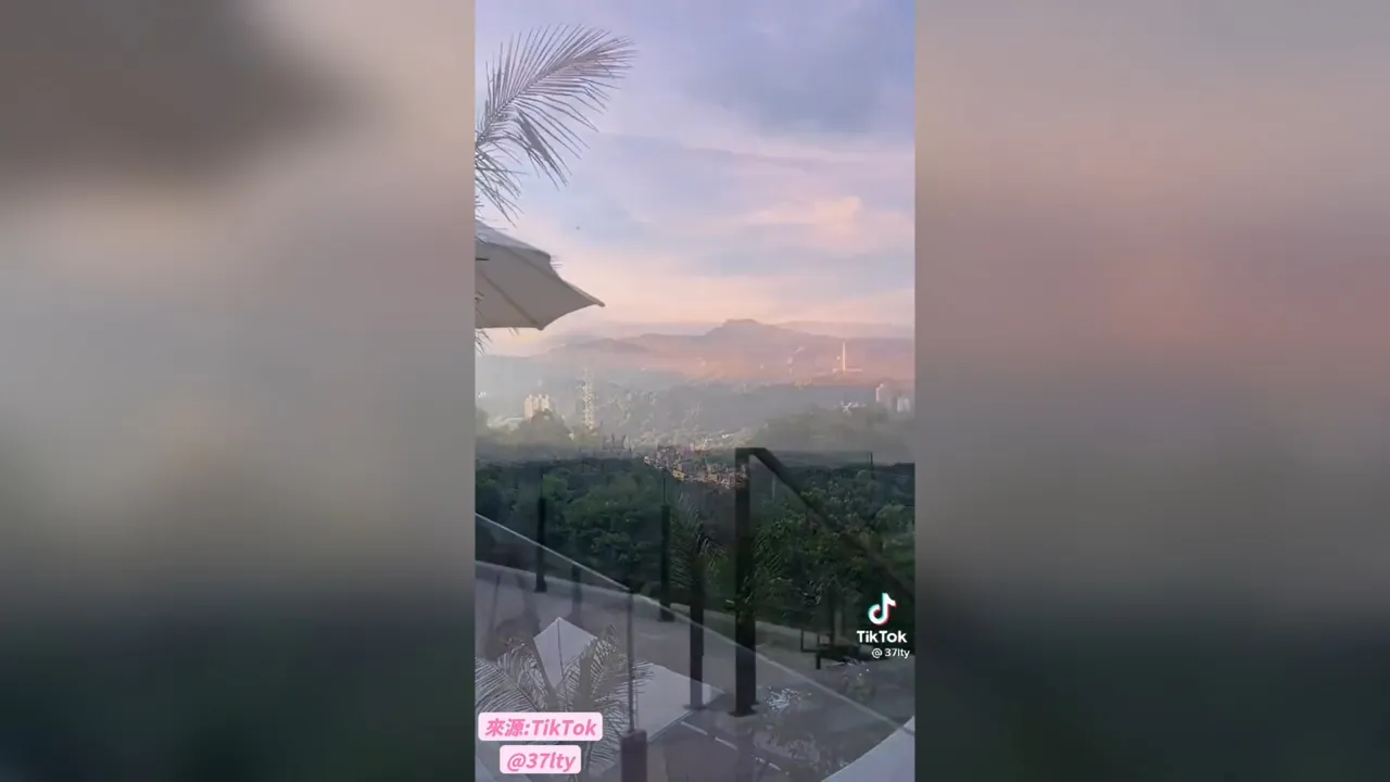 台北黄昏时紫粉白色的天空，真的很漂亮。