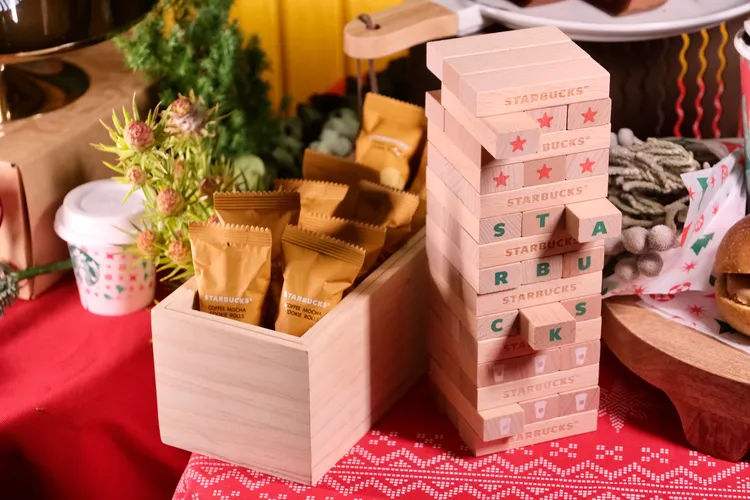 星巴克全新推出好吃又好玩的「摩卡捲堆疊樂」，內含摩卡杏仁捲12支、及印有星巴克圖樣的木製堆疊樂一組。陳志淵攝