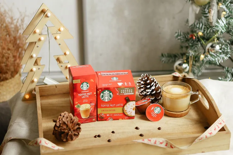 「星巴克太妃核果風味拿鐵」曾創下60秒賣出1盒的紀錄，今年再度回歸。業者提供