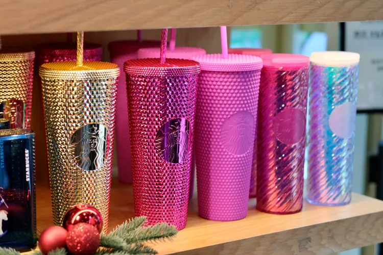Bling TOGO冷水杯，以閃亮亮的吸睛配色呼應閃耀的派對時光。陳志淵攝
