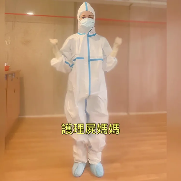 外科加護病房護理師林婷在自己的粉專「林婷一下吧 icu護理師」中，分享自己每天上班穿上防護衣，累得像鬼一樣的生活照。翻攝「林婷一下吧 icu護理師」粉絲頁