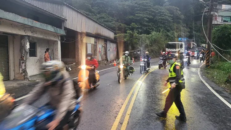 警方已將翻覆的大貨車排除，台電人員也將電線移除，目前已恢復通車。警方提供