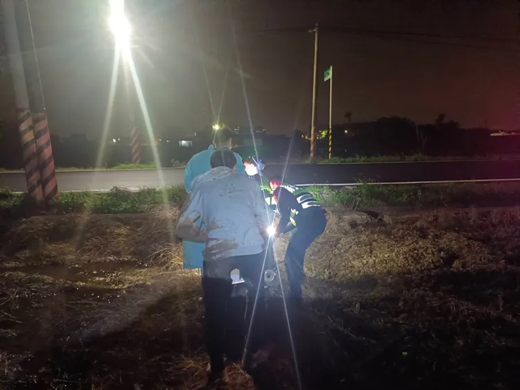 警員和男大生合力抬車。楊梅警分局提供