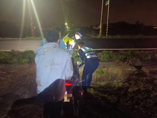 天雨路滑!男大生連人帶車「犂田」 楊梅分局警獲報即刻救援